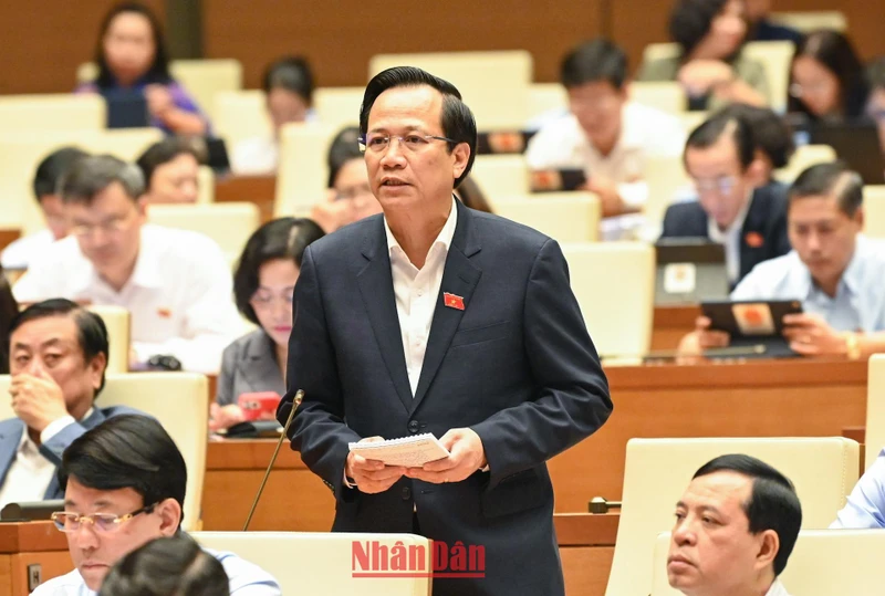 Bộ trưởng Lao động-Thương binh và Xã hội Đào Ngọc Dung phát biểu giải trình. (Ảnh: DUY LINH)