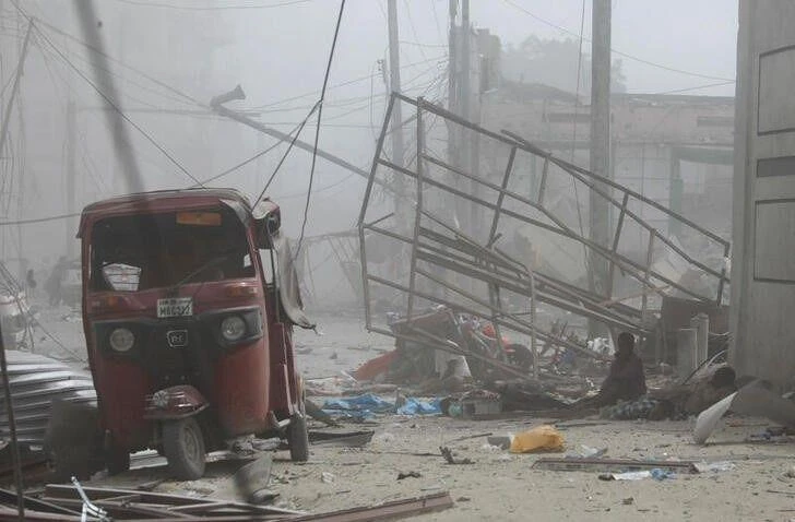 Hiện trường vụ nổ gần tòa nhà Bộ Giáo dục Somalia trên đường K5 ở thủ đô Mogadishu, ngày 29/10/2022. Ảnh: Reuters