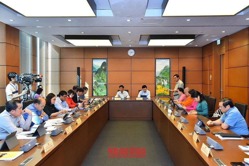 Quang cảnh thảo luận tại Tổ 8 chiều 1/11. (Ảnh: THỦY NGUYÊN)