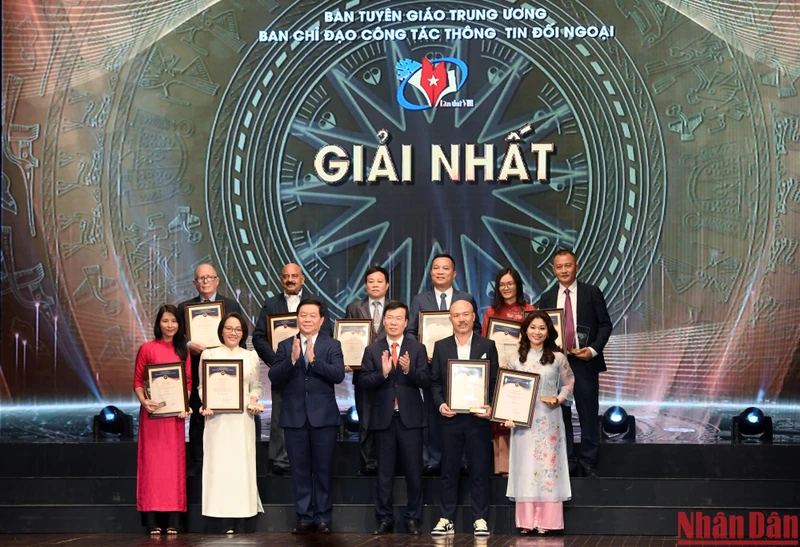 Thường trực Ban Bí thư Võ Văn Thưởng và Trưởng Ban Tuyên giáo Trung ương Nguyễn Trọng Nghĩa trao giải Nhất cho đại diện các nhóm tác giả đạt giải. 