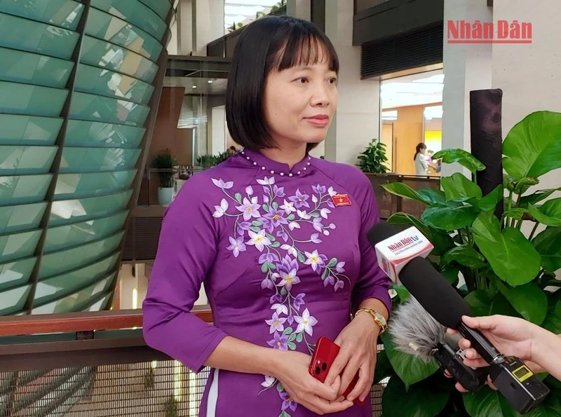 Đại biểu Quốc hội Nguyễn Thị Việt Nga (Hải Dương) chia sẻ với phóng viên Báo Nhân Dân bên hành lang Quốc hội. (Ảnh: TRUNG HƯNG)