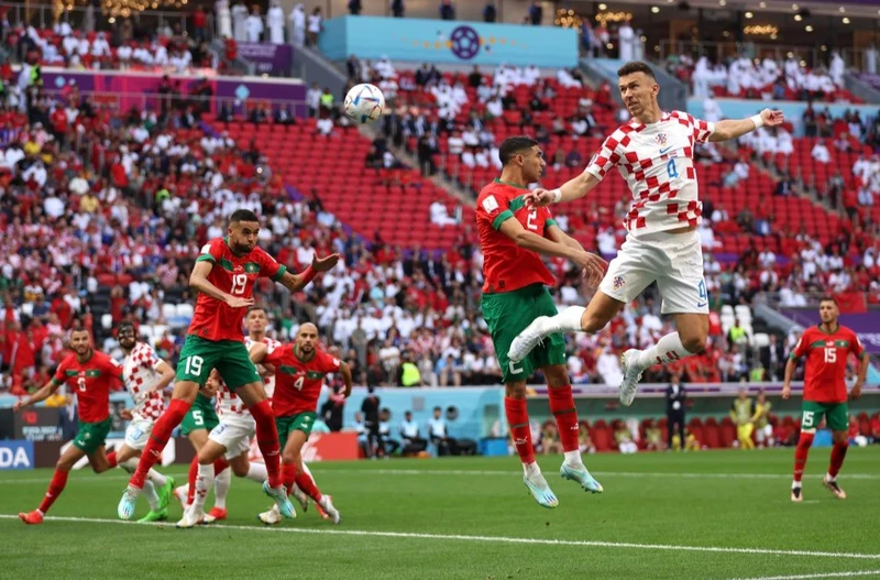 Maroc (áo đỏ) đã có trận đấu được xem là thành công khi cầm chân được đương kim á quân Croatia trong ngày ra quân. (Ảnh: FIFA)