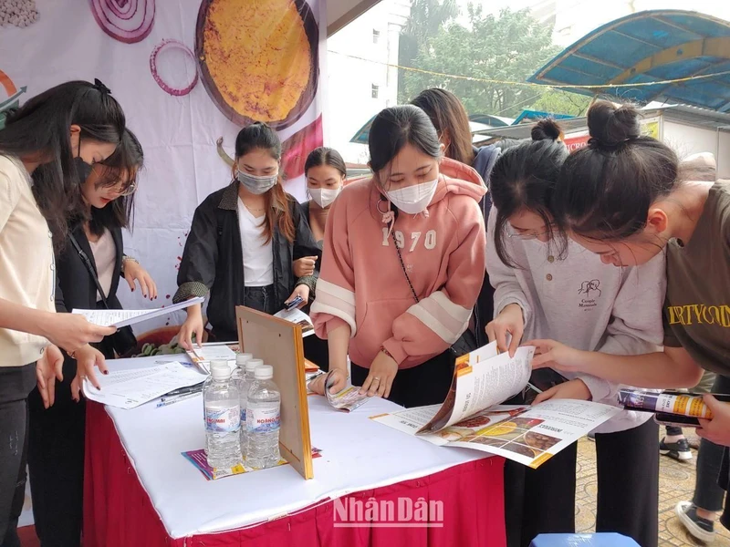 Đông đảo sinh viên tìm hiểu về cơ hội việc làm tại các doanh nghiệp tham gia ngày hội. (Ảnh: TRUNG HƯNG)