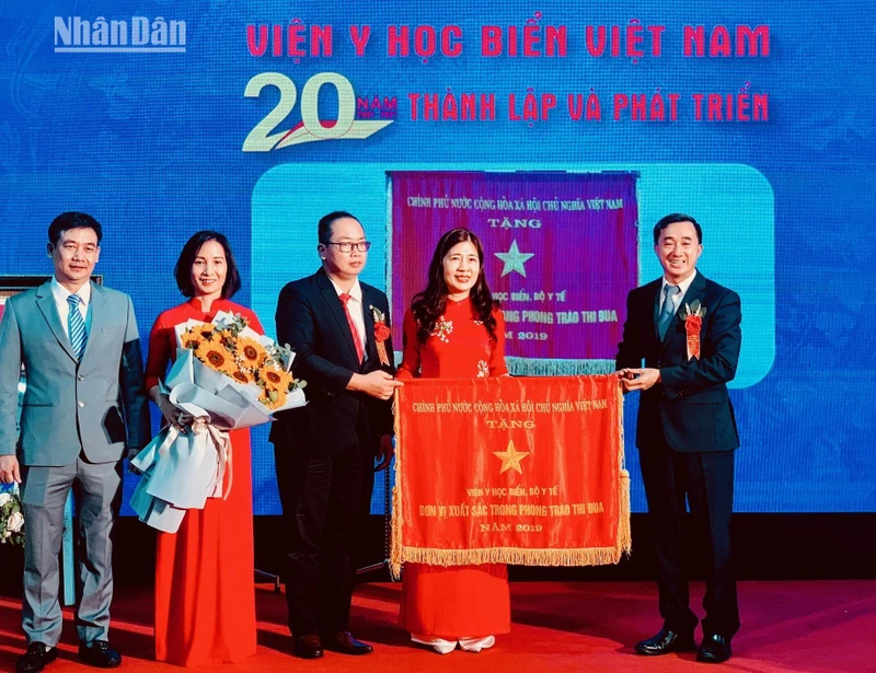 Lãnh đạo Bộ Y tế trao cờ thi đua xuất sắc của Chính phủ tặng tập thể Viện Y học biển Việt Nam.