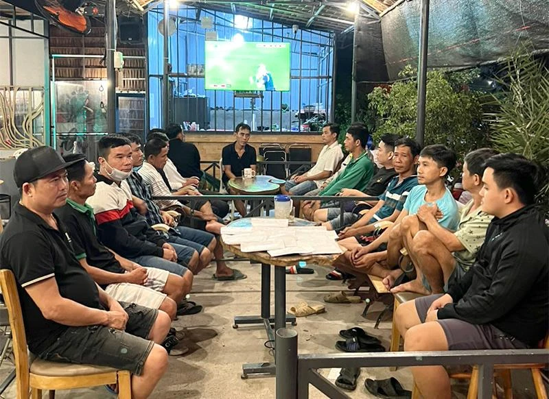 Nguyễn Tấn Phúc (giữa) và các đối tượng tham gia cá độ bóng đá bị bắt quả tang.