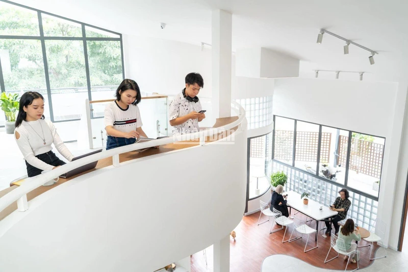 Các bạn trẻ làm việc tại The XOAY, một không gian giao lưu, kết nối nghệ thuật, sáng tạo ở Thành phố Hồ Chí Minh. (Ảnh: MAI NGỌC)
