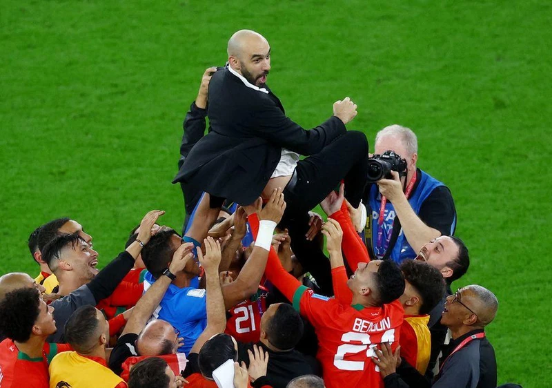 Huấn luyện viên Maroc Walid Regragui ăn mừng cùng các cầu thủ sau trận tứ kết. (Ảnh: Reuters)