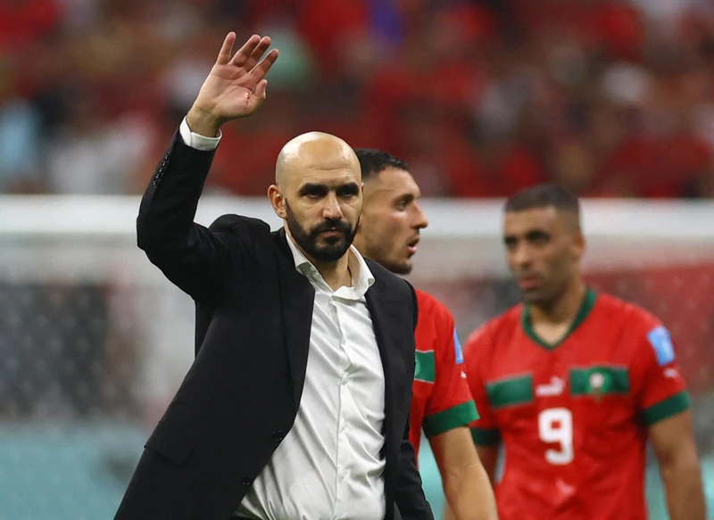 Huấn luyện viên Walid Regragui tri ân người hâm mộ tới sân cổ vũ đội tuyển Maroc sau trận bán kết. (Ảnh: Reuters)