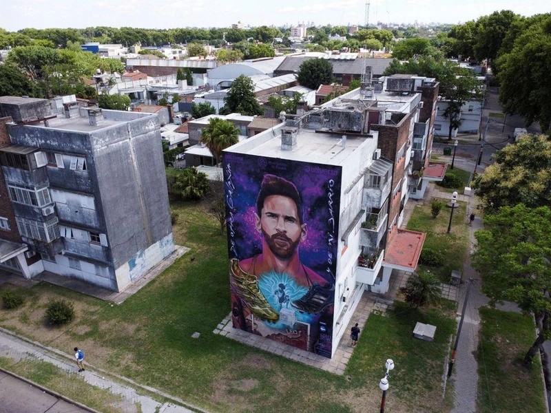 Bức tranh tường khổng lồ về ngôi sao Lionel Messi gần ngôi nhà nơi anh sinh ra ở Rosario, Argentina. (Ảnh: Reuters)