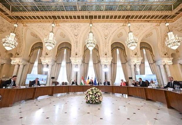 Thủ tướng Hungary Viktor Orban, Tổng thống Azerbaijan Ilham Aliyev, Tổng thống Romania Klaus Iohannis, Thủ tướng Romania Nicolae Ciuca, Chủ tịch Ủy ban châu Âu Ursula von der Leyen và Thủ tướng Gruzia Irakli Garibashvili tại lễ ký ở Bucharest, Romania, ngày 17/12/2022. (Ảnh: AFP/TTXVN)
