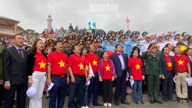 Các đồng chí nguyên lãnh đạo Trung ương, lãnh đạo tỉnh, cán bộ, nhân dân tỉnh Phú Yên và đông đảo du khách trong cả nước chào cờ và hát Quốc ca tại Mũi Đại Lãnh.