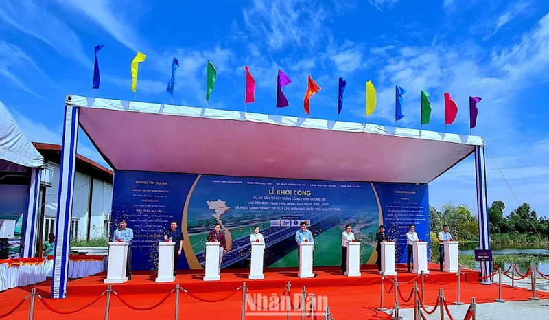 Nghi thức khởi công dự án cao tốc đoạn Hậu Giang-Cà Mau vào sáng 1/1/2023 tại huyện Thới Bình, tỉnh Cà Mau.