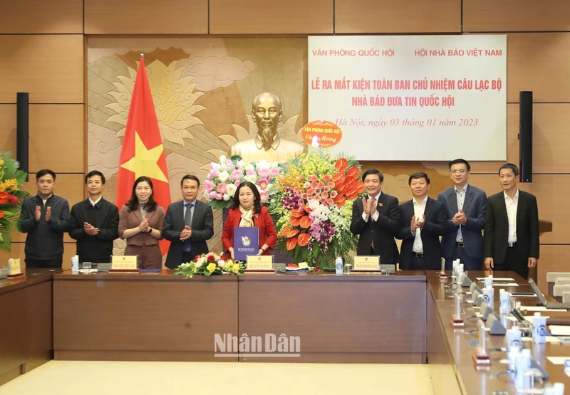 Sau khi kiện toàn, Ban Chủ nhiệm Câu lạc bộ Nhà báo đưa tin Quốc hội có 7 thành viên, với Chủ nhiệm là đồng chí Phạm Thị Thanh Huyền, Tổng Biên tập Báo Đại biểu nhân dân. (Ảnh: DUY LINH)