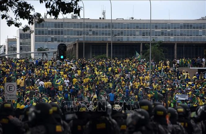 Những người ủng hộ cựu Tổng thống Brazil Jair Bolsonaro xông vào các tòa nhà Chính phủ tại Brasilia, ngày 8/1/2023. (Ảnh: AFP/TTXVN)