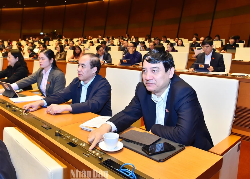 Các đại biểu Quốc hội bấm nút biểu quyết thông qua Nghị quyết về việc tiếp tục thực hiện một số chính sách trong phòng, chống dịch Covid-19 và cho phép tiếp tục sử dụng giấy đăng ký lưu hành thuốc, nguyên liệu làm thuốc hết thời hạn hiệu lực từ ngày 1/1/2023 mà chưa kịp gia hạn theo quy định của Luật Dược. (Ảnh: THỦY NGUYÊN)