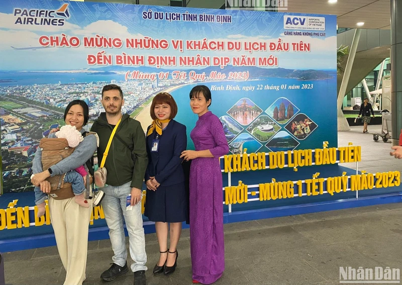 Bình Định tổ chức đón những vị khách du lịch đầu tiên đến với tỉnh nhân dịp năm mới Quý Mão 2023.