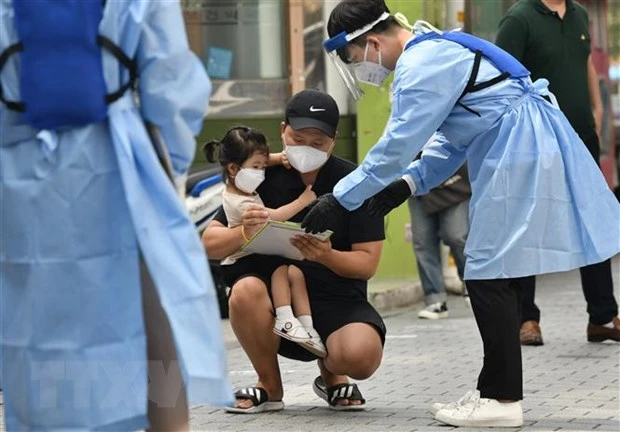 Một điểm xét nghiệm Covid-19 tại Seoul, Hàn Quốc. (Ảnh: AFP/TTXVN)
