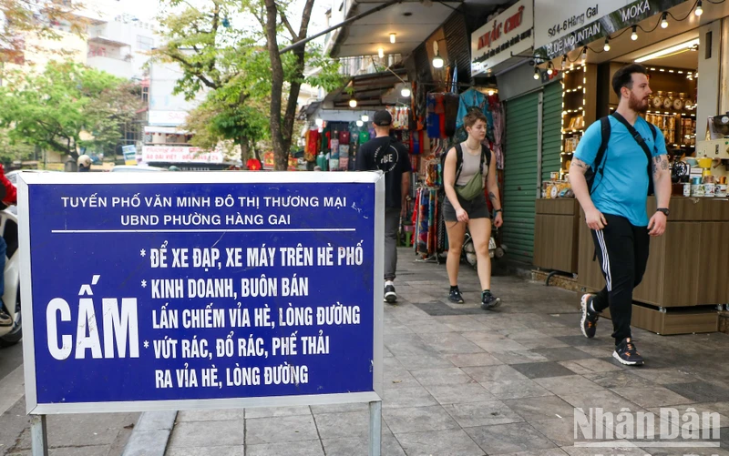 Sau gần 1 tháng Hà Nội ra quân tổng kiểm tra, xử lý vi phạm, trật tự đô thị trên địa bàn Thủ đô đã có nhiều chuyển biến tích cực. (Ảnh: NHẬT QUANG)
