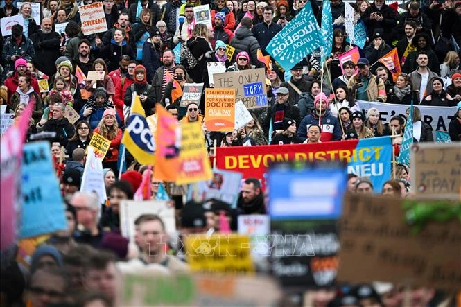 Người dân tham gia đình công yêu cầu tăng lương tại London, Anh, ngày 15/3/2023. (Ảnh: AFP/TTXVN)