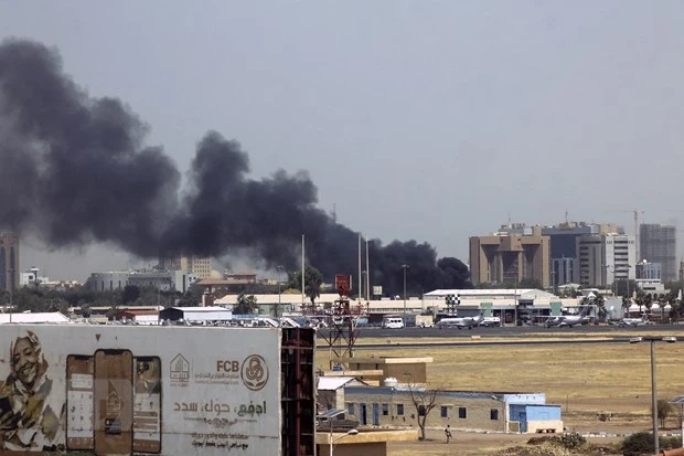 Khói bốc lên sau các cuộc giao tranh gần sân bay Khartoum, Sudan, ngày 15/4/2023. (Ảnh: AFP/TTXVN)