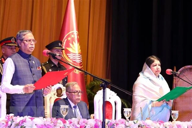 Ông Mohammed Shahabuddin (trái) tuyên thệ nhậm chức Tổng thống Bangladesh, tại Dhaka, ngày 24/4. (Ảnh: AFP/TTXVN)