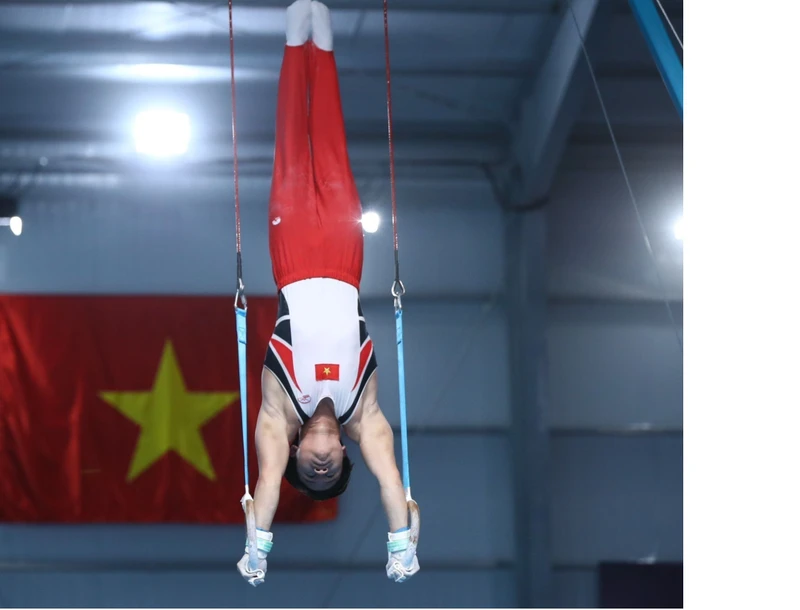 Nguyễn Văn Khánh Phong thực hiện bài thi vòng treo đạt 14,200 điểm. (Ảnh: TTXVN)