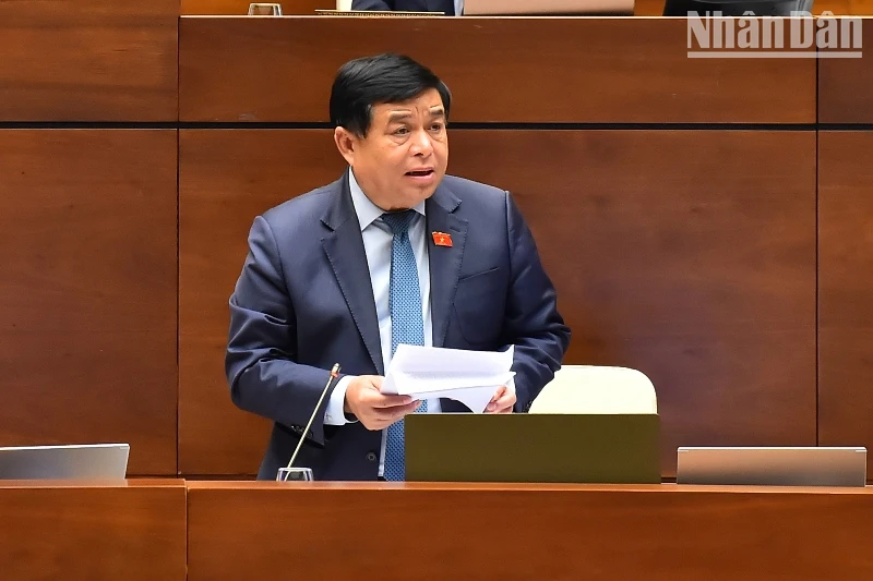 Bộ trưởng Kế hoạch và Đầu tư Nguyễn Chí Dũng giải trình, làm rõ nội dung đại biểu Quốc hội nêu. (Ảnh: THỦY NGUYÊN)