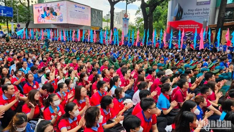 Các chiến sĩ tình nguyện tham dự lễ ra quân.
