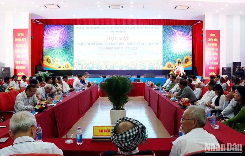 Quang cảnh buổi họp mặt.