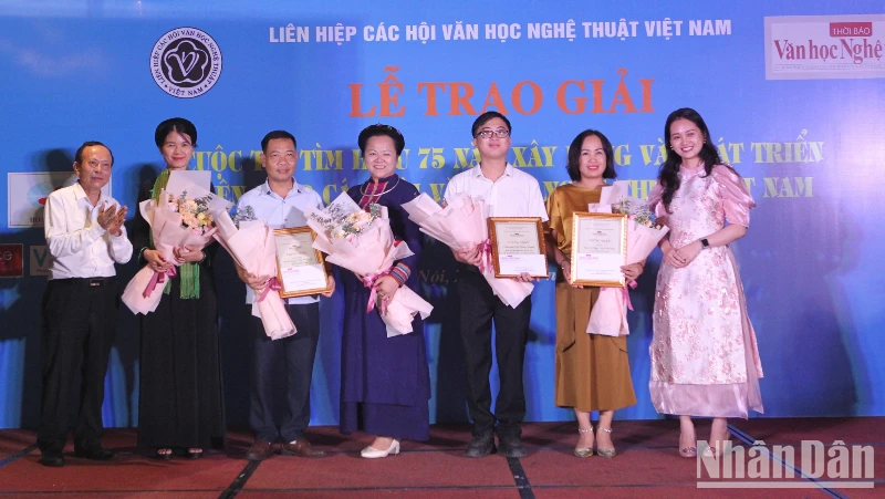 Đại diện Ban Tổ chức trao giải cho các tác giả đạt giải.