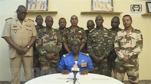Đại tá Amadou Abdramane (ngồi), người phát ngôn của Hội đồng quốc gia bảo vệ Tổ quốc (CNSP) tại Niger, tuyên bố đảo chính trên truyền hình quốc gia ngày 26/7. (Ảnh: AFP/TTXVN)