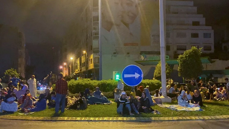 Người dân ở thành phố Casablanca ở Maroc thoát ra khỏi các nhà cao tầng và tập trung trên đường phố sau trận động đất mạnh xảy ra đêm 8/9/2023. (Ảnh: Reuters)