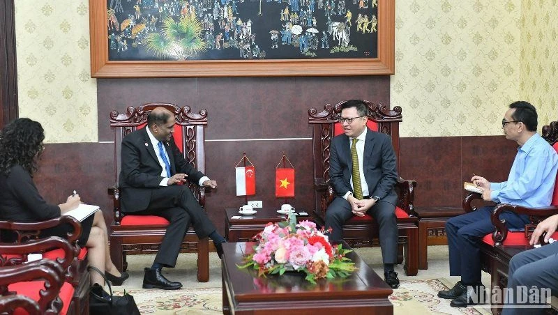 Tổng Biên tập Lê Quốc Minh tiếp Đại sứ Singapore Jaya Ratnam tới thăm và làm việc tại Báo Nhân Dân. (Ảnh: ĐĂNG KHOA)