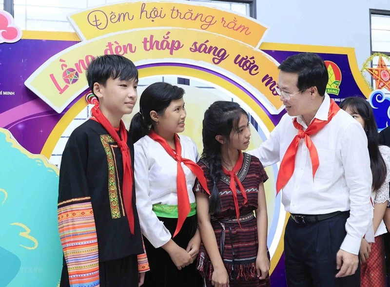Chủ tịch nước Võ Văn Thưởng với thiếu nhi tỉnh Bình Phước. (Ảnh: TTXVN)
