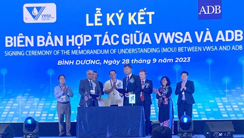 Ông Nguyễn Ngọc Điệp, Chủ tịch Hội Cấp thoát nước Việt Nam và ông Shantanu Chakraborty, Giám đốc quốc gia ADB tại Việt Nam trao biên bản ghi nhớ. (Ảnh: ADB)