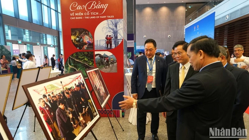 Các đại biểu tham quan “Không gian Cao Bằng” bên lề hội nghị, giới thiệu về vẻ đẹp thiên nhiên, con người, cũng như tiềm năng, lợi thế của Cao Bằng. (Ảnh: TRUNG HƯNG) 