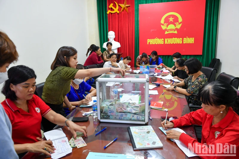 Ban Vận động Ủy ban MTTQ Việt Nam quận Thanh Xuân tiếp nhận được hơn 132 tỷ đồng ủng hộ khắc phục hậu quả vụ hỏa hoạn. (Ảnh: THÀNH ĐẠT)