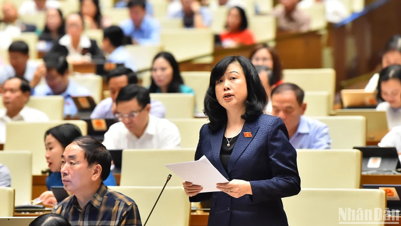 Bộ trưởng Y tế Đào Hồng Lan phát biểu giải trình, làm rõ ý kiến đại biểu Quốc hội nêu tại phiên thảo luận sáng 1/11. (Ảnh: THỦY NGUYÊN)