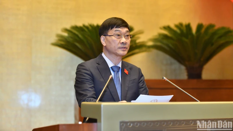 Ủy viên Ủy ban Thường vụ Quốc hội, Chủ nhiệm Ủy ban Kinh tế của Quốc hội Vũ Hồng Thanh trình bày Báo cáo giải trình, tiếp thu, chỉnh lý dự thảo Luật Đất đai (sửa đổi). (Ảnh: ĐĂNG KHOA)