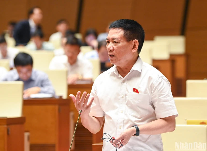 Bộ trưởng Tài chính Hồ Đức Phớc trả lời chất vấn của các đại biểu Quốc hội. (Ảnh: DUY LINH) 