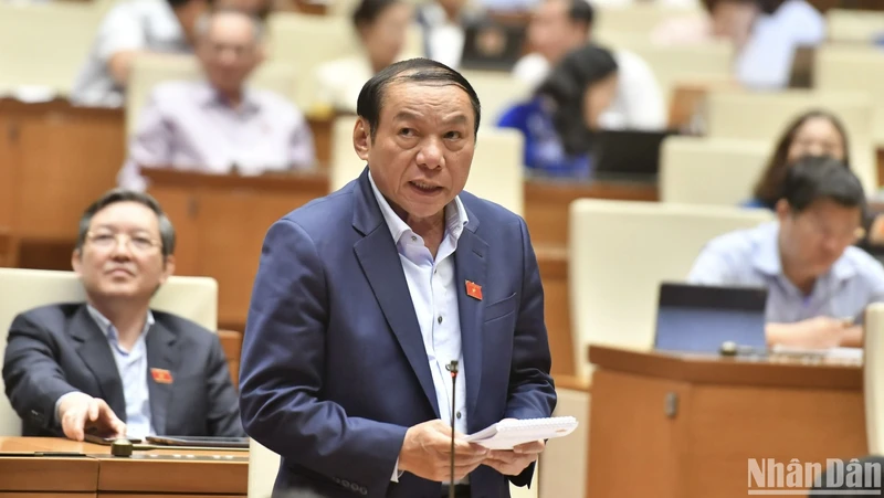 Bộ trưởng Văn hóa, Thể thao và Du lịch Nguyễn Văn Hùng trả lời chất vấn của đại biểu Quốc hội. (Ảnh: ĐĂNG KHOA) 