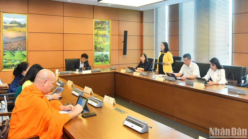 Quang cảnh thảo luận tại Tổ 6, sáng 10/11. (Ảnh: THỦY NGUYÊN) 