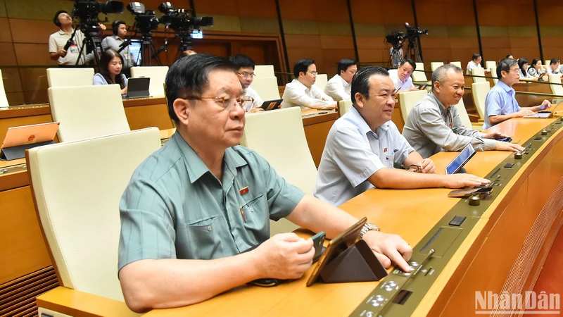 Quốc hội biểu quyết thông qua Nghị quyết về phương án phân bổ ngân sách trung ương năm 2024. (Ảnh: THỦY NGUYÊN) 
