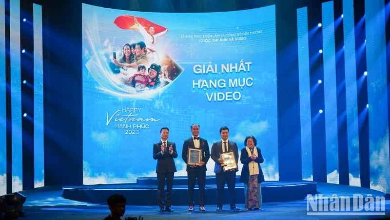 Nguyên Phó Chủ tịch nước Trương Mỹ Hoa và Bộ trưởng Thông tin và Truyền thông Nguyễn Mạnh Hùng trao Giải Nhất cho 2 tác giả. (Ảnh: TRUNG HƯNG) 
