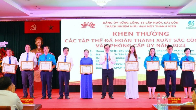 Lãnh đạo Tổng Công ty Cấp nước Sài Gòn khen thưởng, biểu dương các cá nhân, tập thể có thành tích trong công tác thi đua hoàn thành kế hoạch Sản xuất kinh doanh năm 2023.