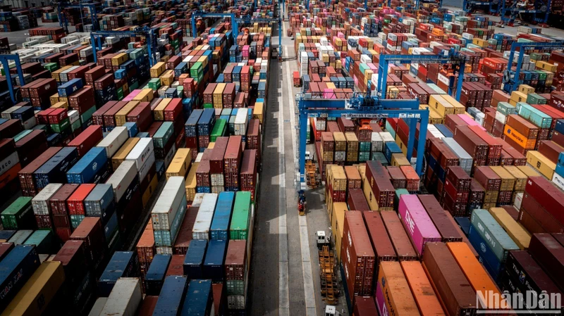 Bốc dỡ container tại cảng Đình Vũ (Hải Phòng). (Ảnh minh họa: THÀNH ĐẠT)