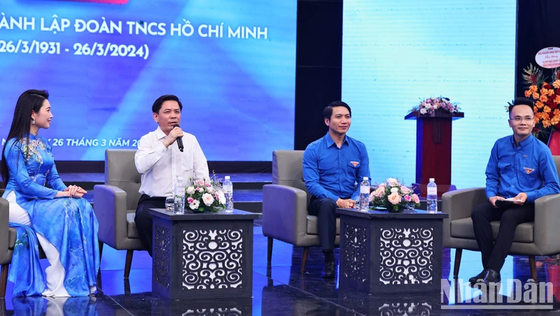 Bí thư Đảng ủy Khối các cơ quan Trung ương Nguyễn Văn Thể đối thoại với cán bộ, đoàn viên, thanh niên tiêu biểu. (Ảnh: TRUNG HƯNG)