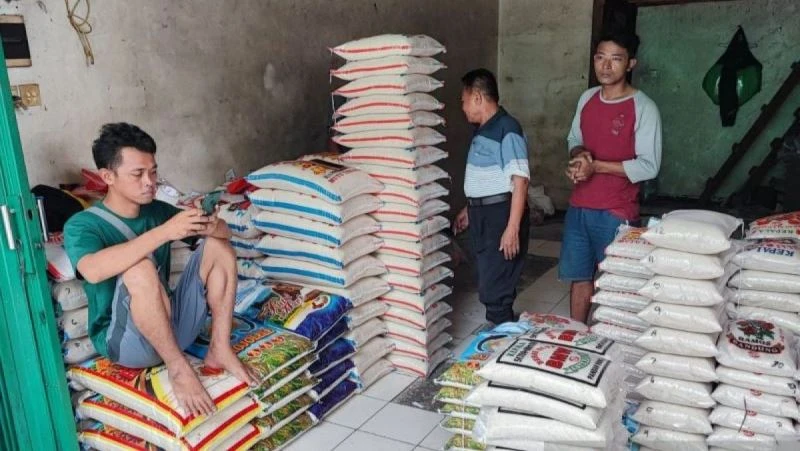 Thương lái tại chợ gạo Cipinang, Pulogadung, Đông Jakarta, ngày 23/2/2024. (Ảnh: Antara) 