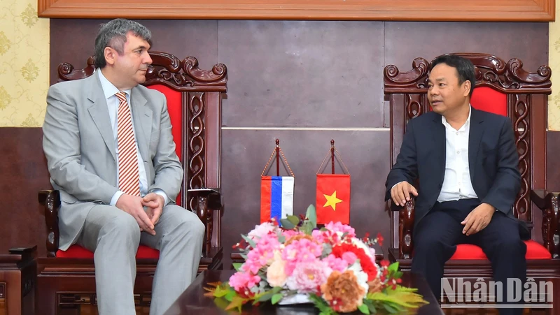Phó Tổng Biên tập Báo Nhân Dân Đinh Như Hoan tiếp Phó Chủ nhiệm Ủy ban Đối ngoại thành phố Saint Petersburg, Kalganov Vyacheslav Gennadievich. (Ảnh: THỦY NGUYÊN) 