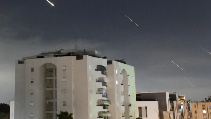 Hệ thống phòng không Iron Dome (Vòm sắt) của Israel đánh chặn tên lửa bắn từ Iran, miền trung Israel, ngày 14/4/2024. (Ảnh: AP)